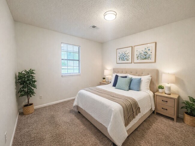 Building Photo - 2BR 1BA Triplex • Private Backyard in Downtown Smithville