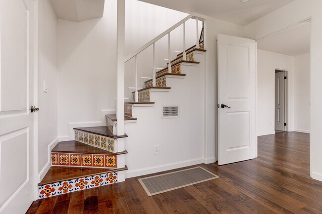 Building Photo - Charming Spanish Style Home in Silver Lake...