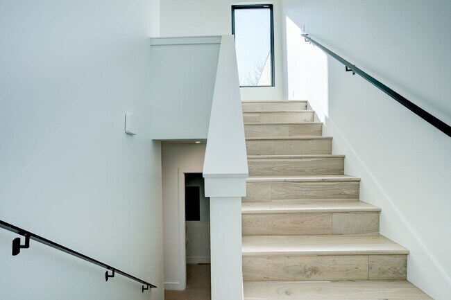 Building Photo - Spacious 3-Bedroom, 2.5-Bath Contemporary ...