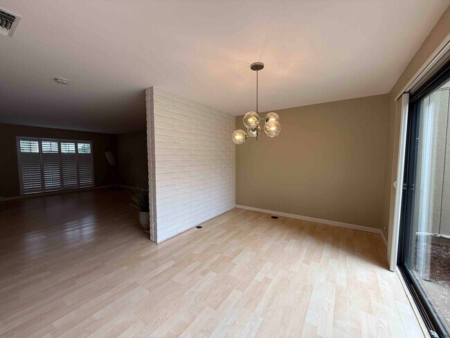 Building Photo - Fabulous Campus Commons 3 Bedroom