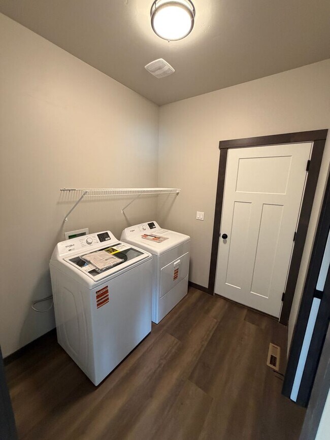 Building Photo - Beautiful & Brand New 4 bd/2.5 ba Home