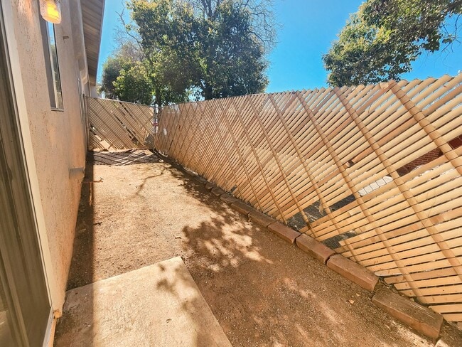 Building Photo - 1 month free rent move in promotion! Don't miss out on this Eastside apartment