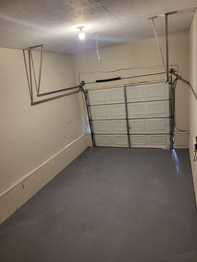 Building Photo - Large 3br 2ba with garage and privacy fence in Antioch, Tn