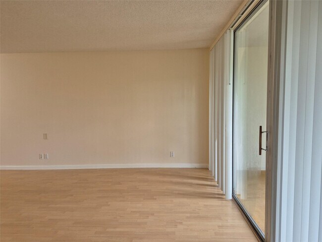 Building Photo - 3151 S Palm Aire Dr