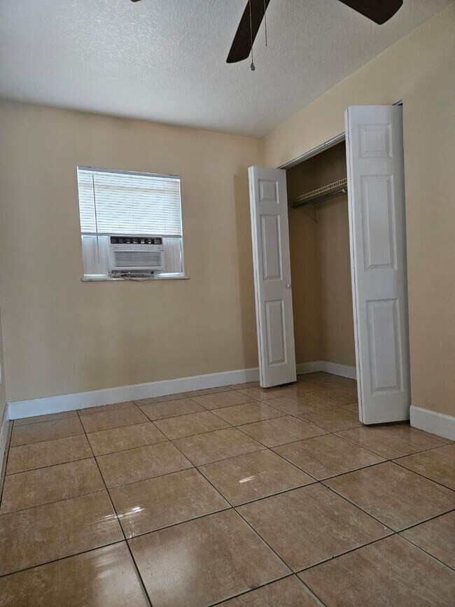 Building Photo - 1000 E Magnolia Ave