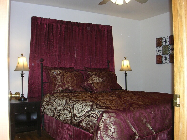 Building Photo - 1205 W Bloomington Rd