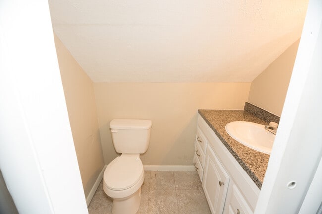 Building Photo - 3 potential 4 bedroom in desirable Beech G...