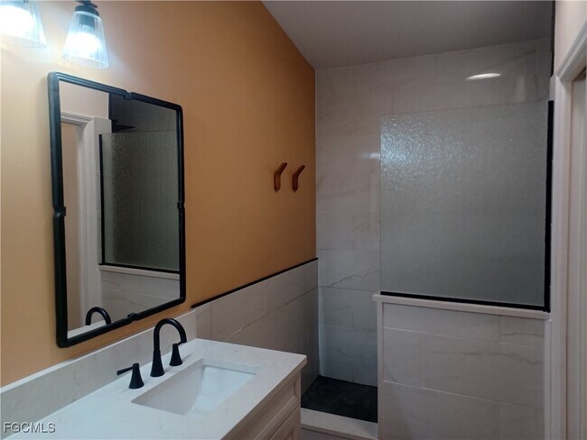 Building Photo - 5515 SW 12th Ave