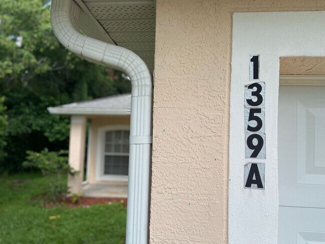 Building Photo - 2 Bedroom, 2 Bath Duplex with 1 Car Garage...
