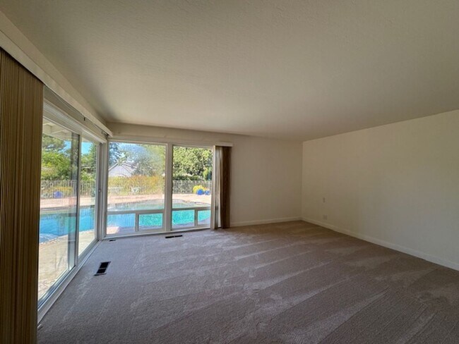 Building Photo - Single level home with pool in Whitegate c...