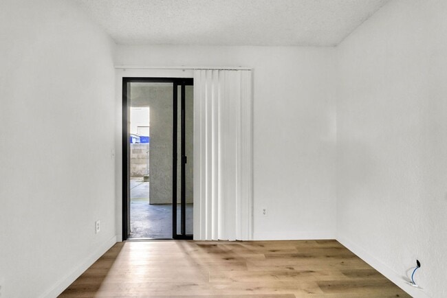 Building Photo - Great 3/2 in Crown Point!  Across from the street from bay access and available immediately!