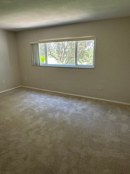 Building Photo - 12 Country Club Dr
