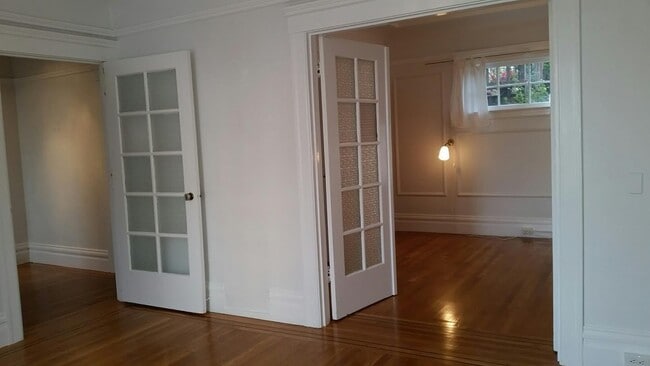 Building Photo - Really nice apartment with office space in...