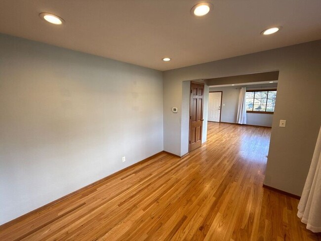 Building Photo - 610 Liberty St SE