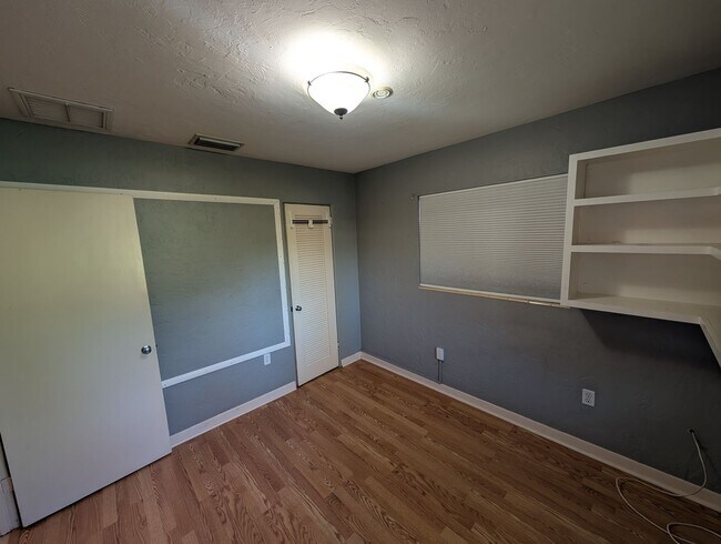 Building Photo - 140 N Briggs Ave