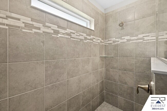 Building Photo - 10 Lysander Ln