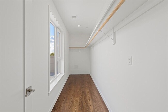 Building Photo - 267 Old Colony Ave