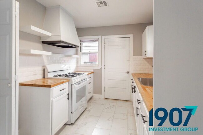 Building Photo - Completely Updated 3-Bed, 2-Bath Home in O...