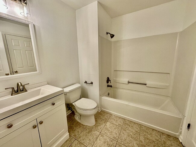 Building Photo - Spacious Three Bedroom Townhome in Old South!