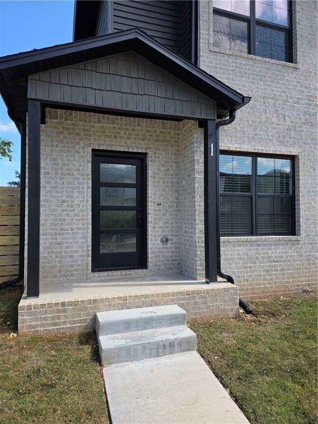 Building Photo - 1002 N Crater Ave