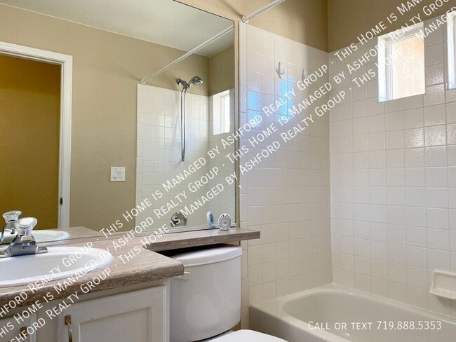 Building Photo - 1450 Courtyard Heights