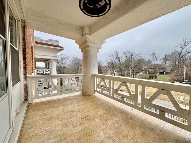 Building Photo - Top-Floor 2 Bedroom Condo in Gated Community with Huge Balcony & Elegant Marble Bath