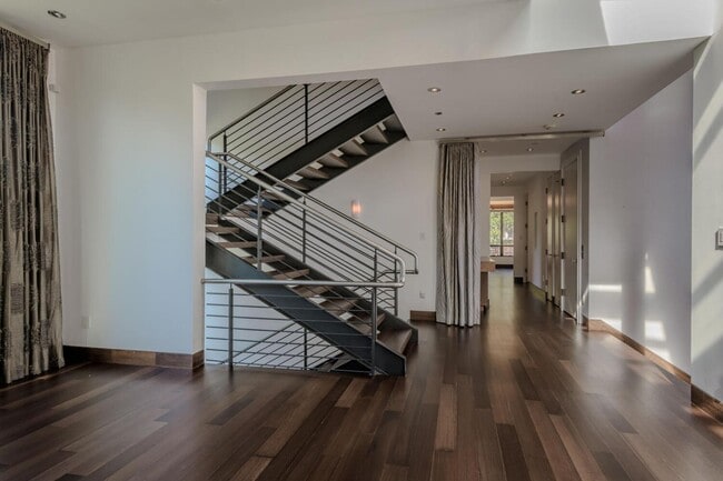 Building Photo - 2510 Skyfarm Dr