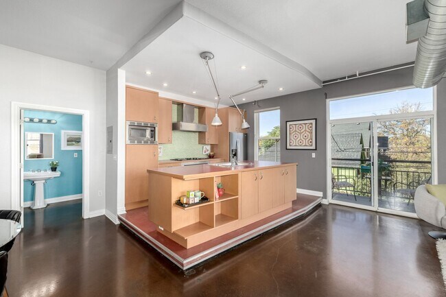 Building Photo - One bedroom, two bath corner unit in Baker with two balconies