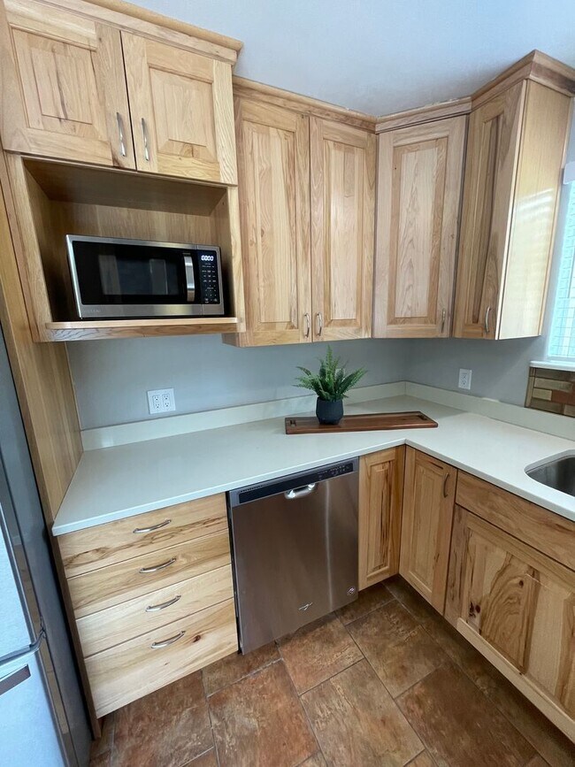 Building Photo - Spacious 5 Bedroom House in Salt Lake