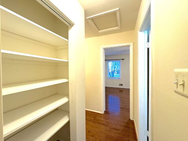 Building Photo - Charming Reston Townhome: Your Ideal Commuter's Haven
