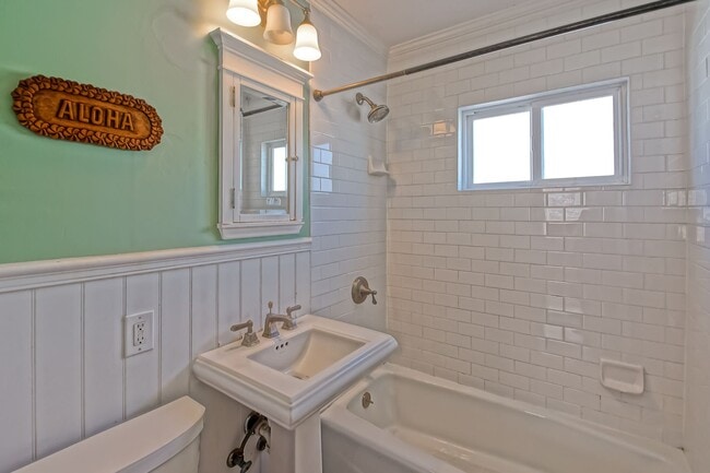 Building Photo - REMODELED, CHARMING & AIRY 3BR2BA HOME W/ OFFICE ON A LARGE LOT W/ NICELY LANDSCAPED FRONT YARD, ...