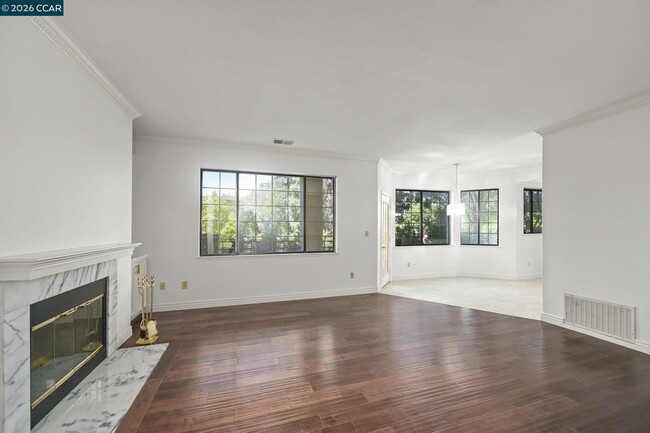 Building Photo - 5022 Lakeview Dr