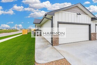 Building Photo - 2102 N Reece St
