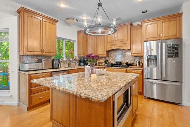Building Photo - 16611 Highland Summit Dr