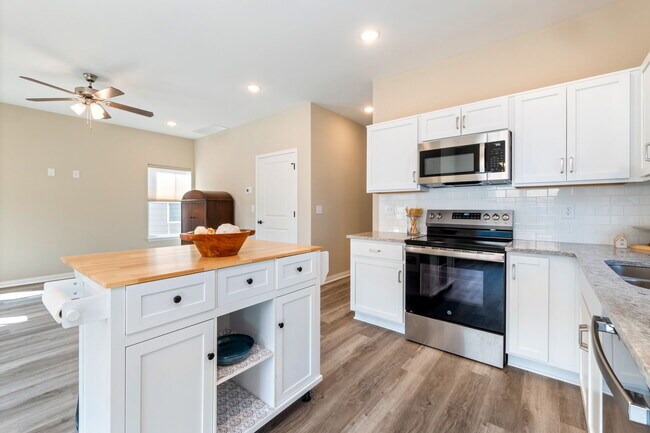 Building Photo - 867 Rosemary Ln