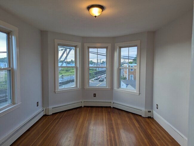 Building Photo - 47 Roslyn St