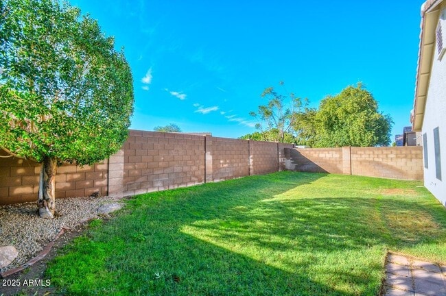 Building Photo - 9413 W Cinnabar Ave