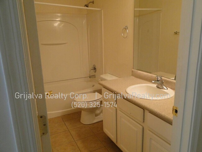 Building Photo - 1440 E Elm St