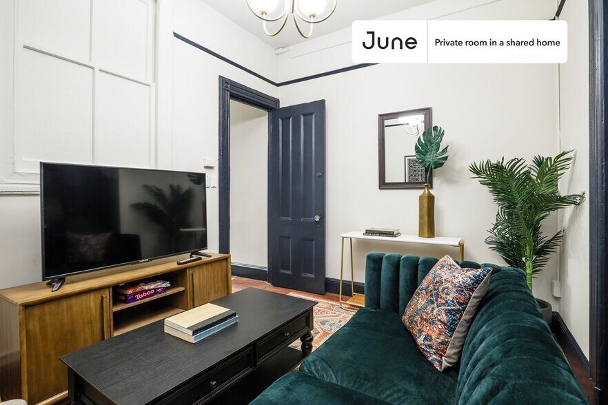 Building Photo - Room in Shared 4 bed/1 bath home in Hell's Kitchen