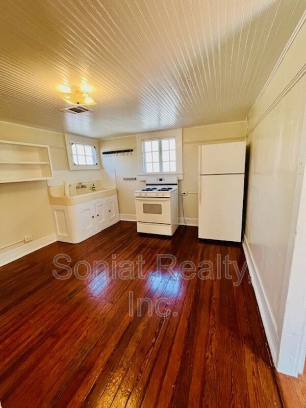 Building Photo - 815 Dante St