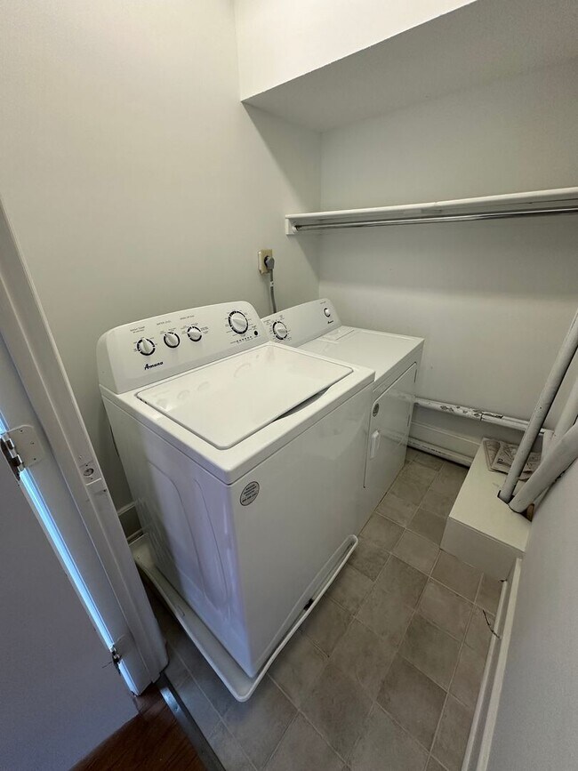 Building Photo - 319 W 2nd St