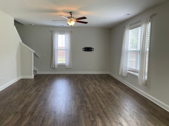 Building Photo - Like new home on cul-de-sac lot with 3 bed...