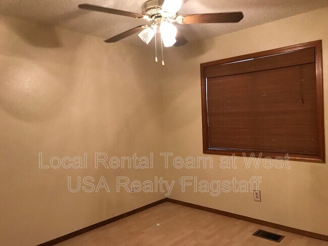 Building Photo - 5701 N Villa Cir
