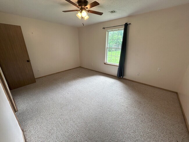 Building Photo - 279 Township Dr
