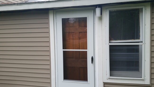 Building Photo - 2 Bedroom 1 bath house