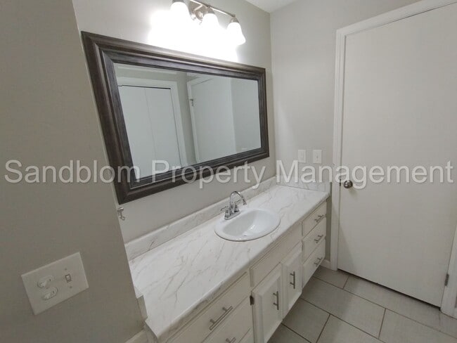 Building Photo - FOR LEASE | Mid-town Tulsa | Available Now!