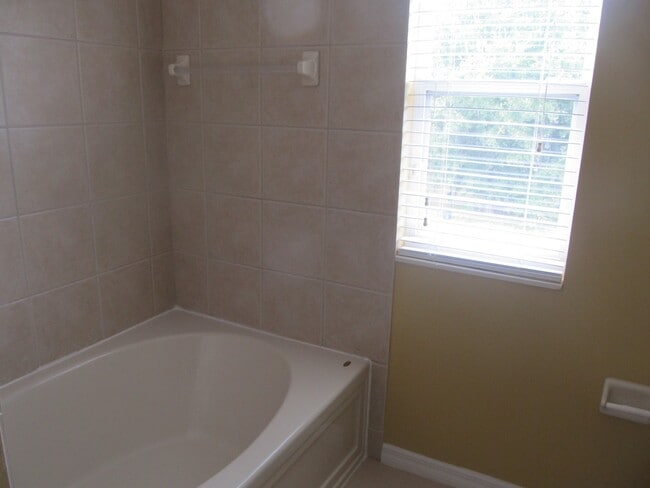 Building Photo - GREAT 3 BDRM 2-1/2 BATH WITH 1 CAR GARAGE ...