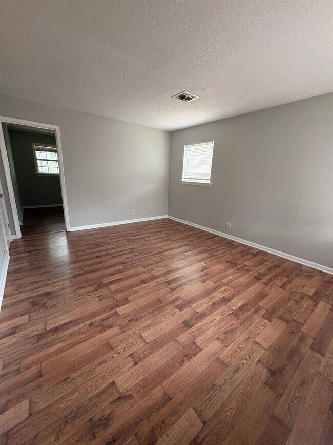 Building Photo - 233 Dyas Dr