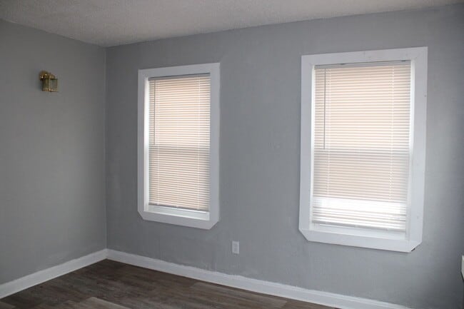 Building Photo - Updated cute and cozy 2bedroom 1 bathroom ...