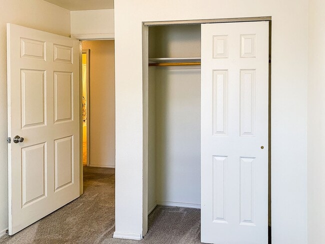 Building Photo - 3bed/2bath ground floor condo close to U of I, Shopping, Public Transportation